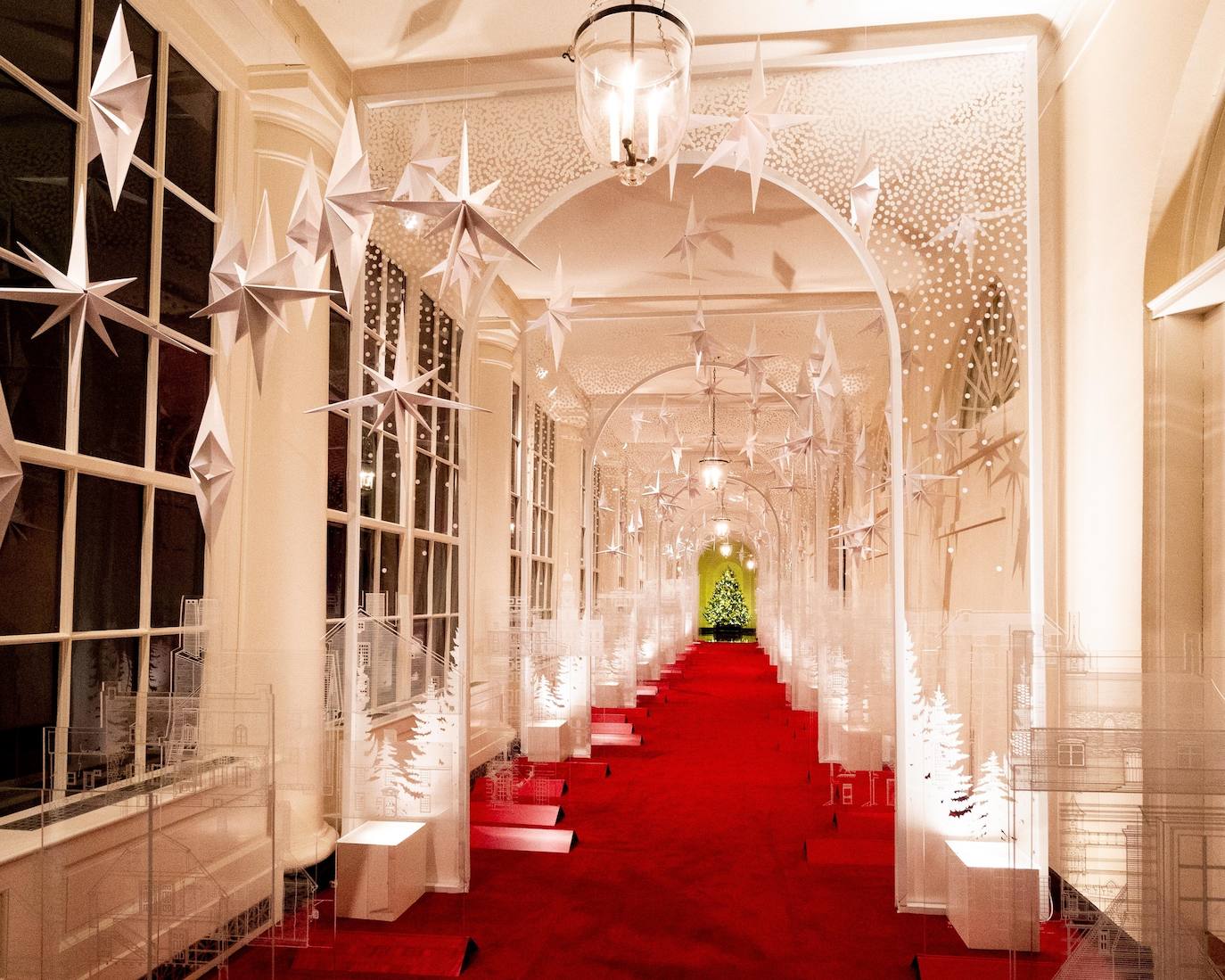 Los adornos navideños abarrotan un año más la Casa Blanca pese a que la primera dama ha reducido a la mitad el número de abetos. Este año, Melania Trump se ha moderado. Ha decidido conformarse con sólo 22 árboles distribuidos por todas las estancias, junto con kilómetros de guirnaldas y centenares de lucecitas, y ha titulado el conjunto 'El espíritu de América'. 