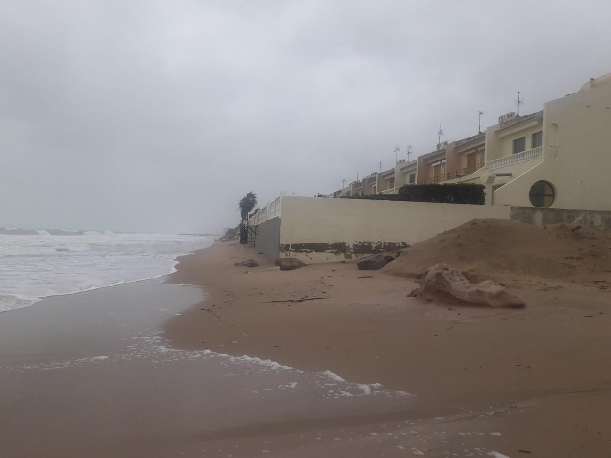 El temporal ha arrasado la arena vertida estas últimas semanas en la playa de la Goleta. En la imagen superior, los trabajos que se realizaron el mes pasado. 