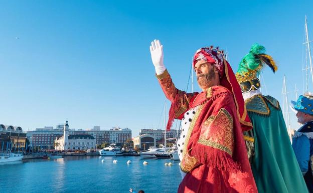 Los Reyes Magos saludan en el puerto de Valencia a los visitantes. 