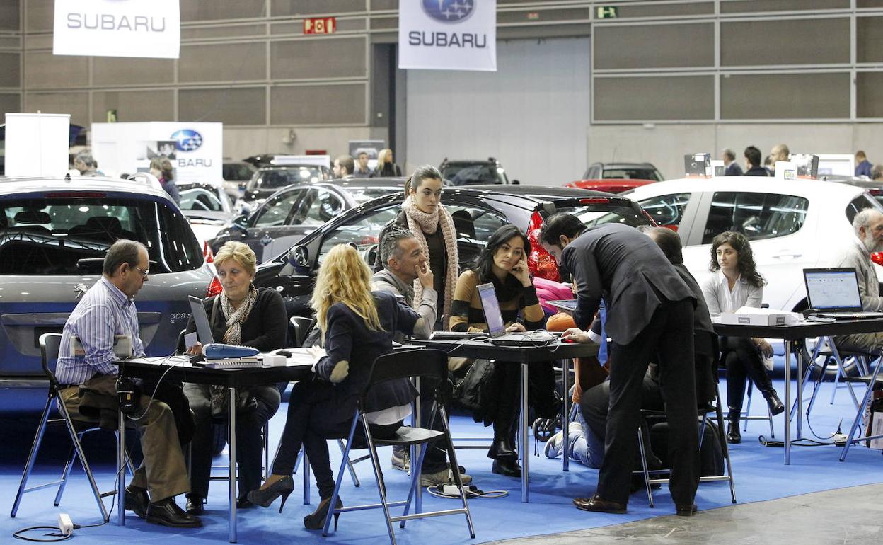 Venta de vehículos en la Feria del Automóvil.