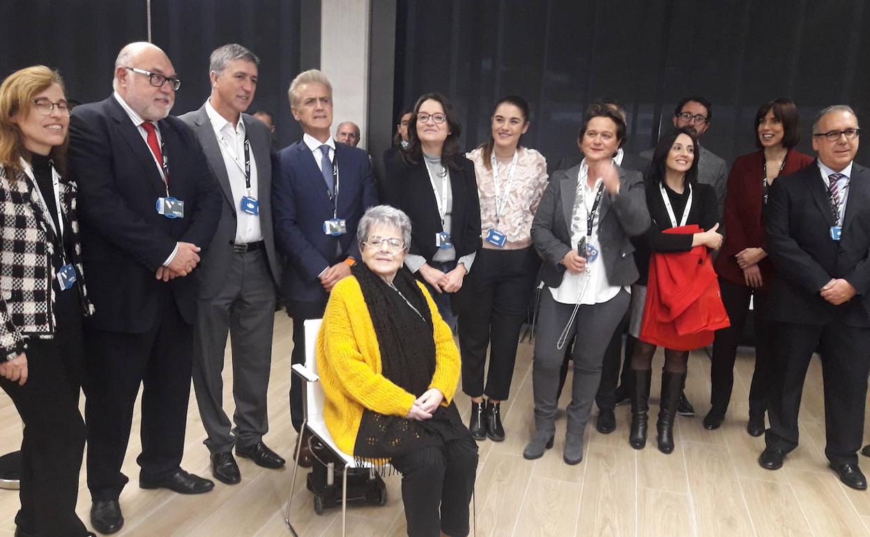 Victoria Fernández arropada por su familia y representantes políticos en la presentación del Centro de Innovación de Vicky Foods. 