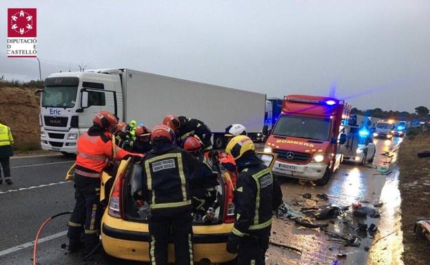 Tres muertos y dos heridos en un accidente entre dos coches y un camión en Vilanova d'Alcolea