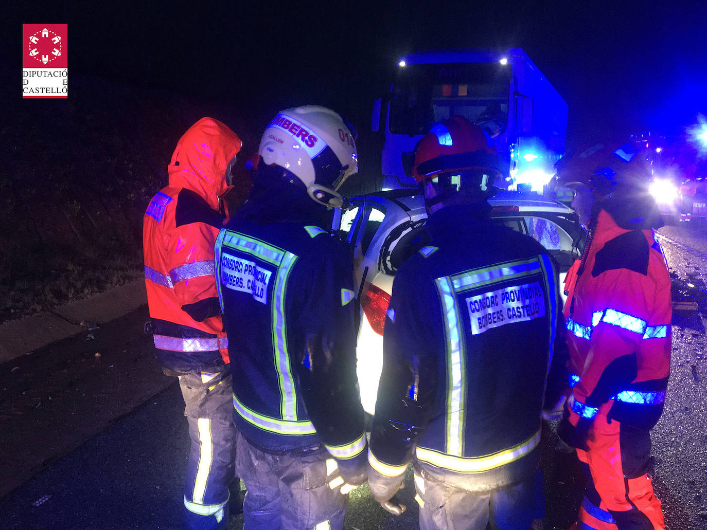 Tres fallecidos tras chocar un camión con dos coches en Vilanova d'Alcolea