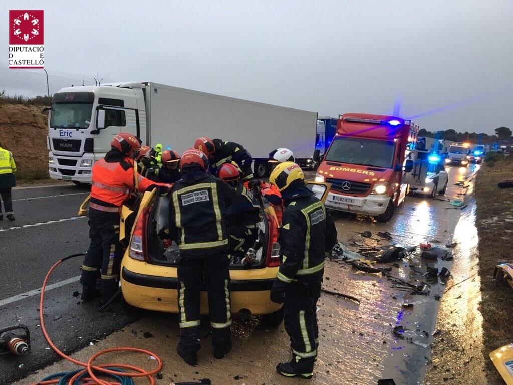 Tres fallecidos tras chocar un camión con dos coches en Vilanova d'Alcolea