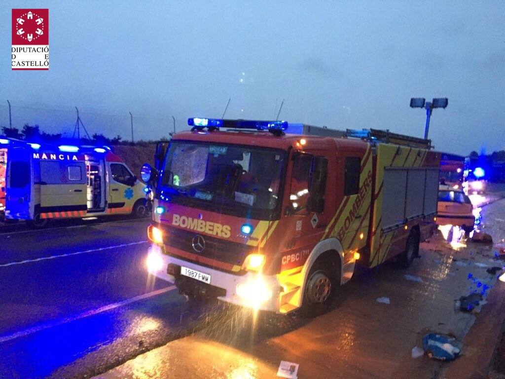 Tres fallecidos tras chocar un camión con dos coches en Vilanova d'Alcolea