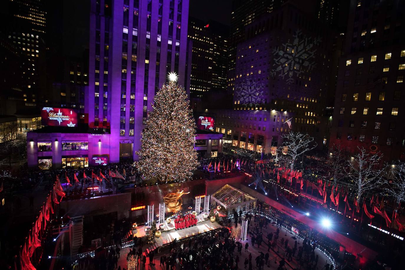 La Navidad ya ha llegado a Nueva York con el encendido este miércoles del árbol más famoso del mundo, el abeto noruego del Rockefeller Center, evento al que, como cada año, acudieron miles de personas que desafiaron un día de otoño de intenso frío. Como parte del esperado acontecimiento, televisado en directo, y que se realiza la semana siguiente al Día de Acción de Gracias, el público disfrutó de un espectáculo artístico que contó con la legendaria banda Chicago y John Bon Jovi, así como con John Legend, el primero en subir al escenario y Brett Eldredge, que han estado por dos años consecutivos. 