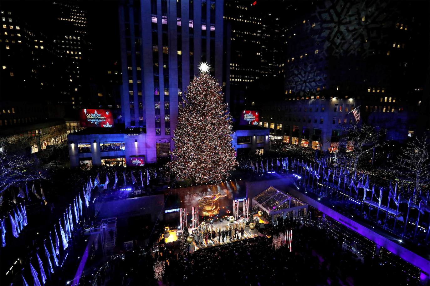 La Navidad ya ha llegado a Nueva York con el encendido este miércoles del árbol más famoso del mundo, el abeto noruego del Rockefeller Center, evento al que, como cada año, acudieron miles de personas que desafiaron un día de otoño de intenso frío. Como parte del esperado acontecimiento, televisado en directo, y que se realiza la semana siguiente al Día de Acción de Gracias, el público disfrutó de un espectáculo artístico que contó con la legendaria banda Chicago y John Bon Jovi, así como con John Legend, el primero en subir al escenario y Brett Eldredge, que han estado por dos años consecutivos. 