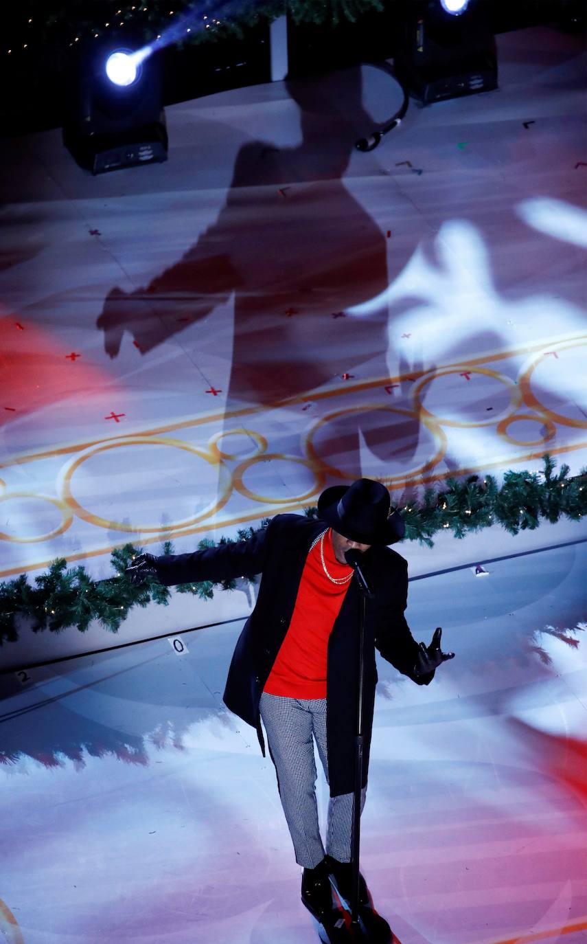 La Navidad ya ha llegado a Nueva York con el encendido este miércoles del árbol más famoso del mundo, el abeto noruego del Rockefeller Center, evento al que, como cada año, acudieron miles de personas que desafiaron un día de otoño de intenso frío. Como parte del esperado acontecimiento, televisado en directo, y que se realiza la semana siguiente al Día de Acción de Gracias, el público disfrutó de un espectáculo artístico que contó con la legendaria banda Chicago y John Bon Jovi, así como con John Legend, el primero en subir al escenario y Brett Eldredge, que han estado por dos años consecutivos. 