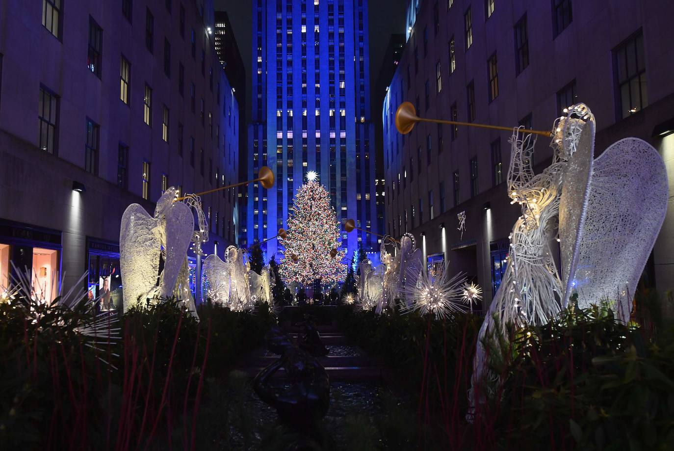 La Navidad ya ha llegado a Nueva York con el encendido este miércoles del árbol más famoso del mundo, el abeto noruego del Rockefeller Center, evento al que, como cada año, acudieron miles de personas que desafiaron un día de otoño de intenso frío. Como parte del esperado acontecimiento, televisado en directo, y que se realiza la semana siguiente al Día de Acción de Gracias, el público disfrutó de un espectáculo artístico que contó con la legendaria banda Chicago y John Bon Jovi, así como con John Legend, el primero en subir al escenario y Brett Eldredge, que han estado por dos años consecutivos. 