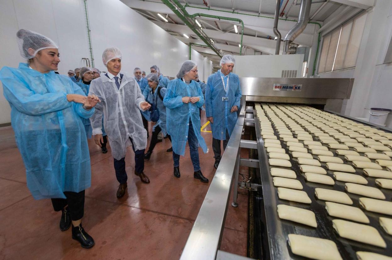 Rafael Juan, consejero delegado de Vicky Foods, ayer en la empresa con Mireia Mollà, Mónica Oltra y Rafael Climent. 