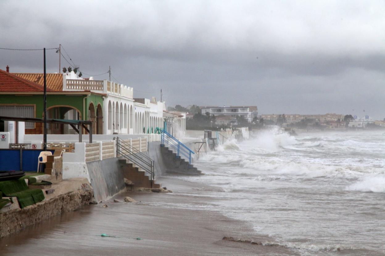 La playa de Les Deveses, donde el mar se ha tragado la arena depositada y ya vuelven a estar visibles todos los escalones. 