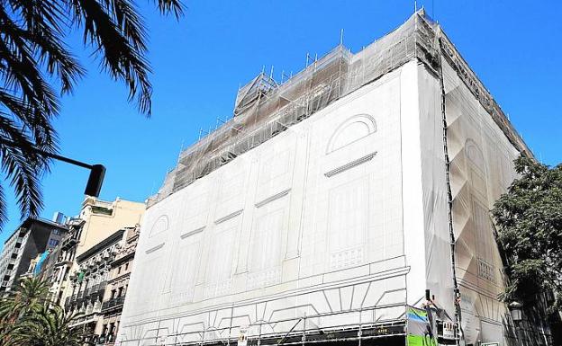 Imagen de hace meses con la lona que envolvía el teatro.  J. MONZÓ
