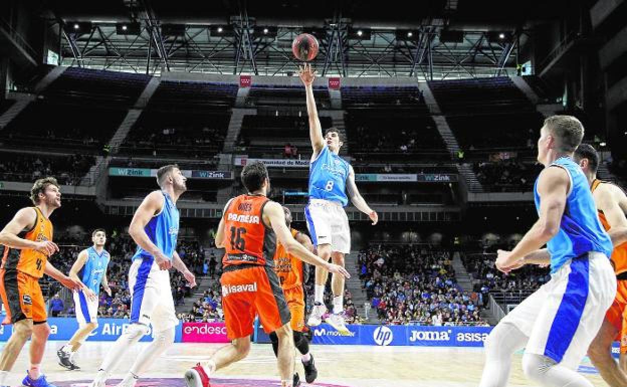 Brizuela lanza ante el Valencia Basket durante el partido de la primera vuelta. 