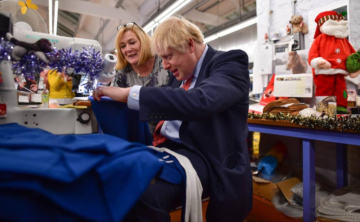 El primer ministro, Boris Johnson, en una de sus visitas dentro de la campaña electoral.