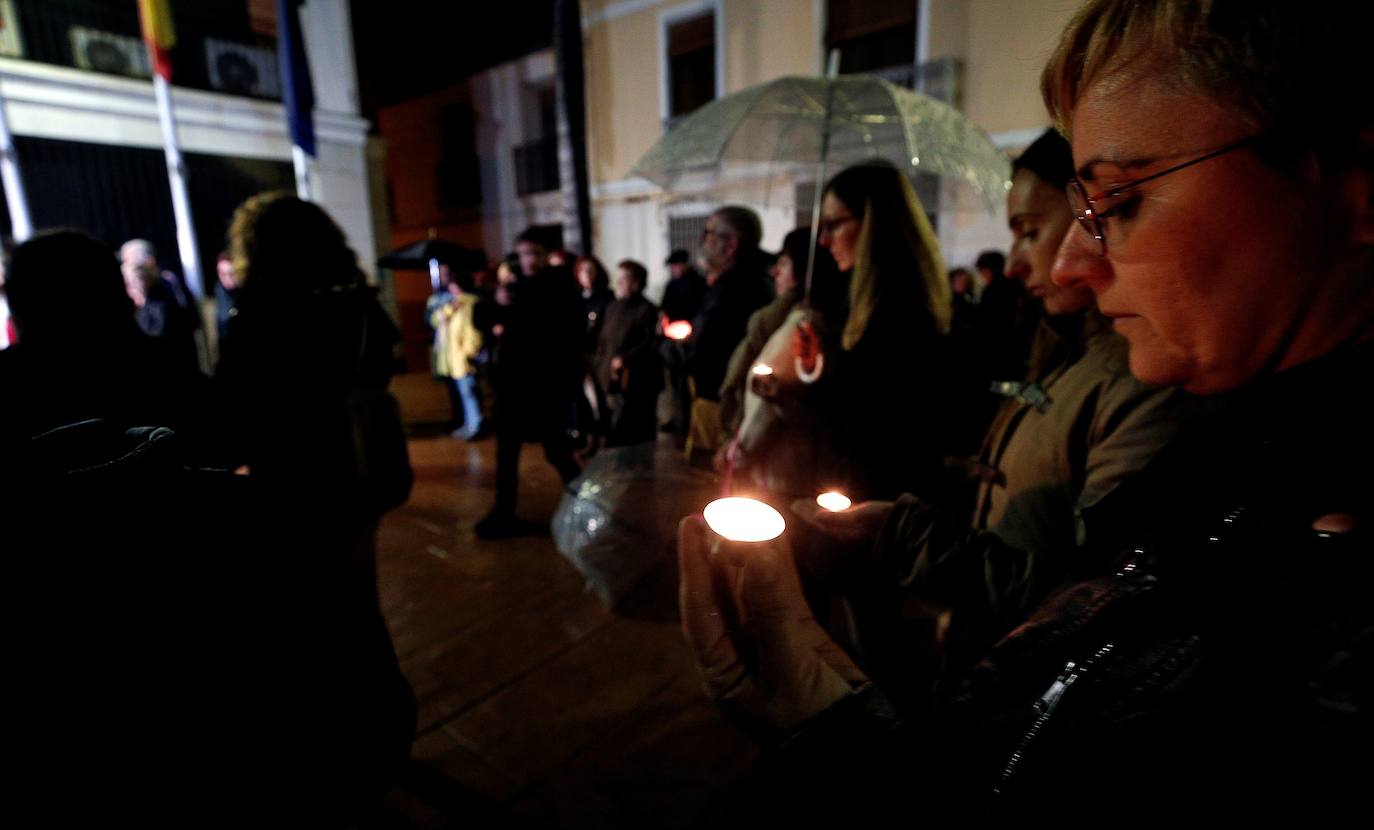MANUEL - Un centenar de vecinos de Manuel, se ha concentrado esta tarde a las puertas del Ayuntamiento de la localidad para mostrar su repulsa ante la muerte de Marta Calvo y en solidaridad con su familia.