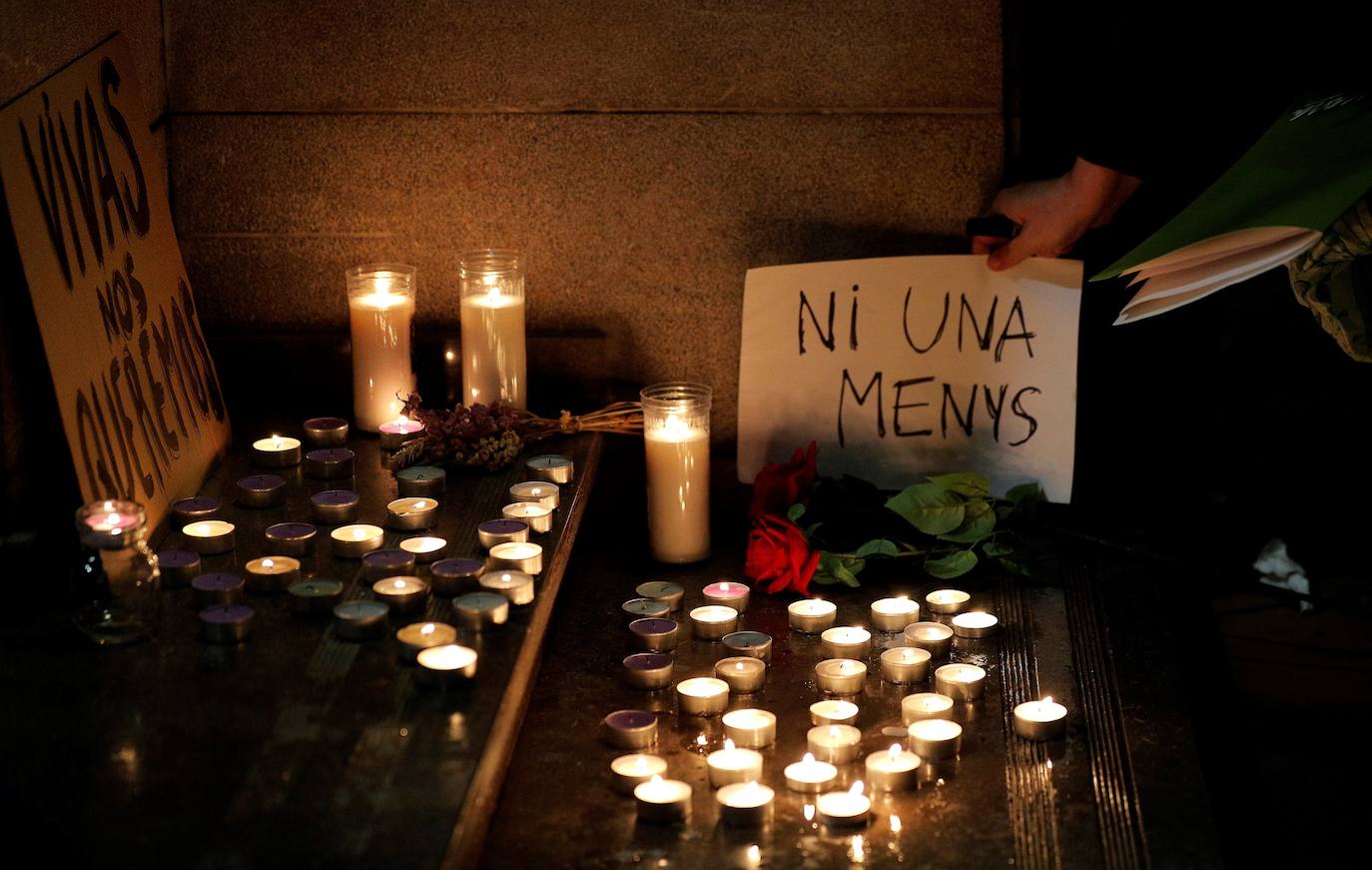 MANUEL - Un centenar de vecinos de Manuel, se ha concentrado esta tarde a las puertas del Ayuntamiento de la localidad para mostrar su repulsa ante la muerte de Marta Calvo y en solidaridad con su familia.