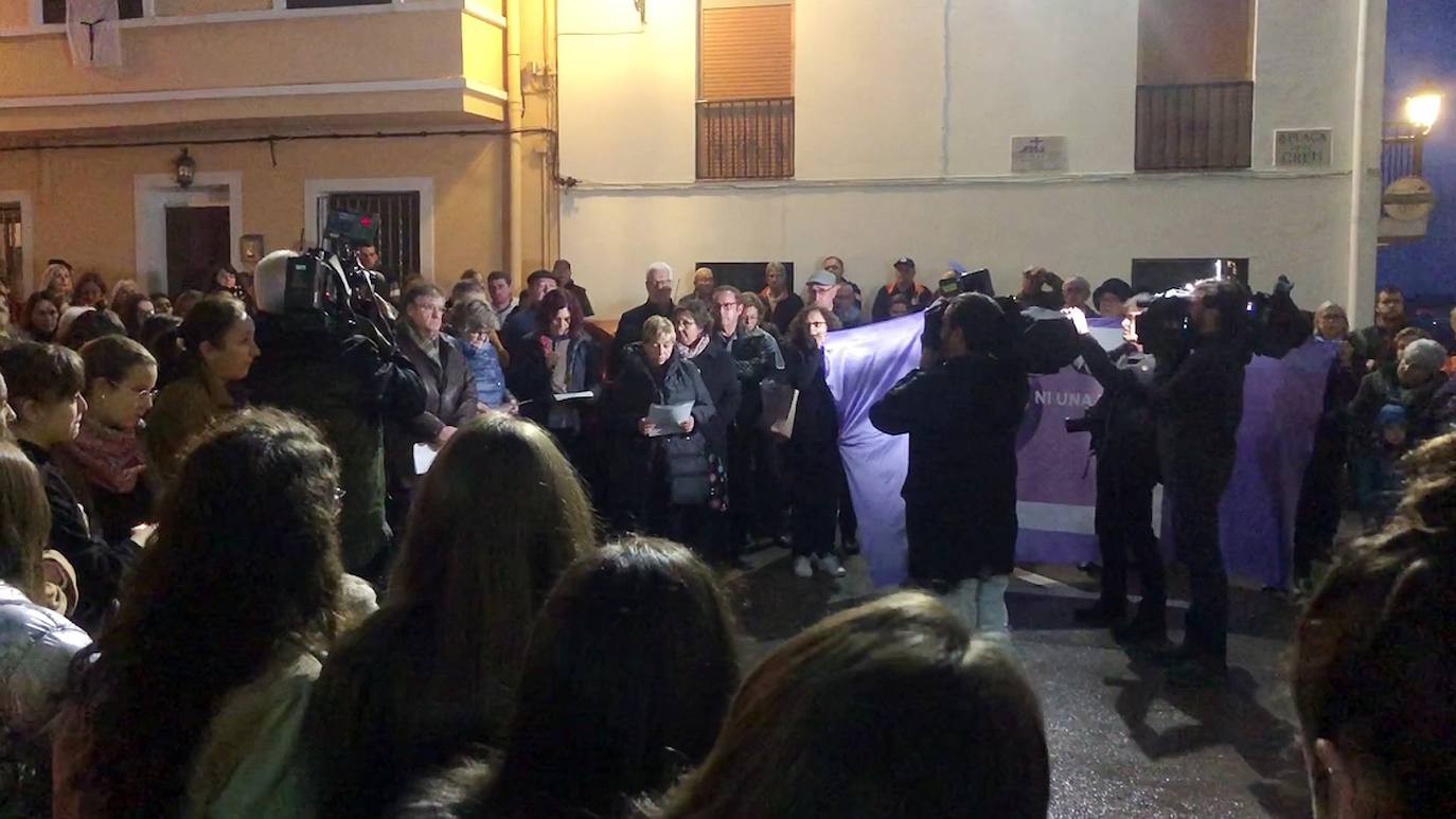 ESTIVELLA - Cientos de vecinos de Estivella se han concentrado emocionados en la plaza de la Creu de la localidad, frente al Ayuntamiento, para mostrar su repulsa ante la muerte de Marta Calvo, nacida en este pueblo, y han encendido velas tras leer un manifiesto y guardar varios minutos de silencio.