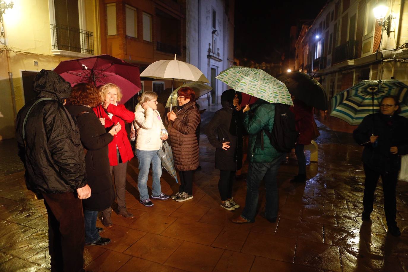 MANUEL - Un centenar de vecinos de Manuel, se ha concentrado esta tarde a las puertas del Ayuntamiento de la localidad para mostrar su repulsa ante la muerte de Marta Calvo y en solidaridad con su familia.