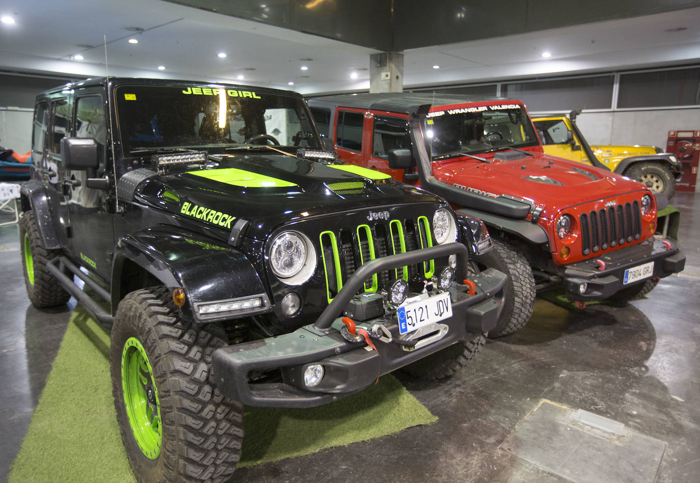 La Feria del Automóvil de Valencia ofrece desde este jueves descuentos de 6.000 euros de media y vehículos a la venta desde 3.500 euros así como las novedades de las marcas y la tecnología eléctrica, híbrida, GLP (gas) o hidrógeno. El salón abre con más de 4.500 coches a la venta, un 15 % más que el año pasado y 90 expositores directos, el 14 % más, y 42 marcas oficiales representadas, según los datos de la organización. Los descuentos pueden llegar hasta los 15.000 euros en vehículos de alta gama y coches con valor de salida muy bajo, en algunos casos desde 3.500 euros. La cita permanecerá abierta hasta el 8 de diciembre en Feria Valencia.