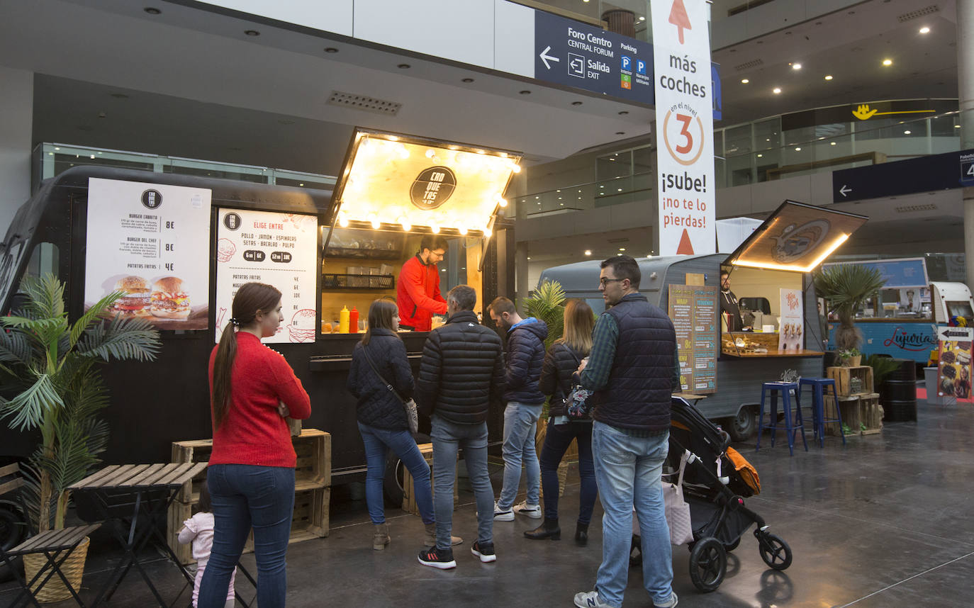 La Feria del Automóvil de Valencia ofrece desde este jueves descuentos de 6.000 euros de media y vehículos a la venta desde 3.500 euros así como las novedades de las marcas y la tecnología eléctrica, híbrida, GLP (gas) o hidrógeno. El salón abre con más de 4.500 coches a la venta, un 15 % más que el año pasado y 90 expositores directos, el 14 % más, y 42 marcas oficiales representadas, según los datos de la organización. Los descuentos pueden llegar hasta los 15.000 euros en vehículos de alta gama y coches con valor de salida muy bajo, en algunos casos desde 3.500 euros. La cita permanecerá abierta hasta el 8 de diciembre en Feria Valencia.