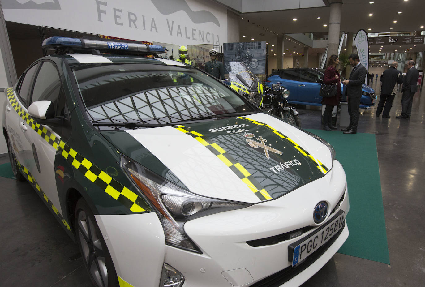 La Feria del Automóvil de Valencia ofrece desde este jueves descuentos de 6.000 euros de media y vehículos a la venta desde 3.500 euros así como las novedades de las marcas y la tecnología eléctrica, híbrida, GLP (gas) o hidrógeno. El salón abre con más de 4.500 coches a la venta, un 15 % más que el año pasado y 90 expositores directos, el 14 % más, y 42 marcas oficiales representadas, según los datos de la organización. Los descuentos pueden llegar hasta los 15.000 euros en vehículos de alta gama y coches con valor de salida muy bajo, en algunos casos desde 3.500 euros. La cita permanecerá abierta hasta el 8 de diciembre en Feria Valencia.