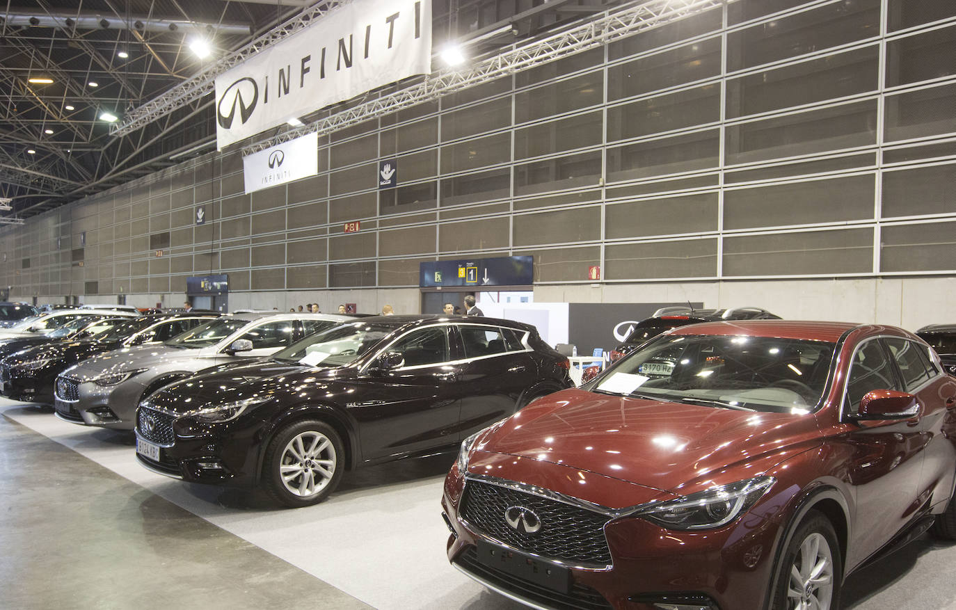La Feria del Automóvil de Valencia ofrece desde este jueves descuentos de 6.000 euros de media y vehículos a la venta desde 3.500 euros así como las novedades de las marcas y la tecnología eléctrica, híbrida, GLP (gas) o hidrógeno. El salón abre con más de 4.500 coches a la venta, un 15 % más que el año pasado y 90 expositores directos, el 14 % más, y 42 marcas oficiales representadas, según los datos de la organización. Los descuentos pueden llegar hasta los 15.000 euros en vehículos de alta gama y coches con valor de salida muy bajo, en algunos casos desde 3.500 euros. La cita permanecerá abierta hasta el 8 de diciembre en Feria Valencia.