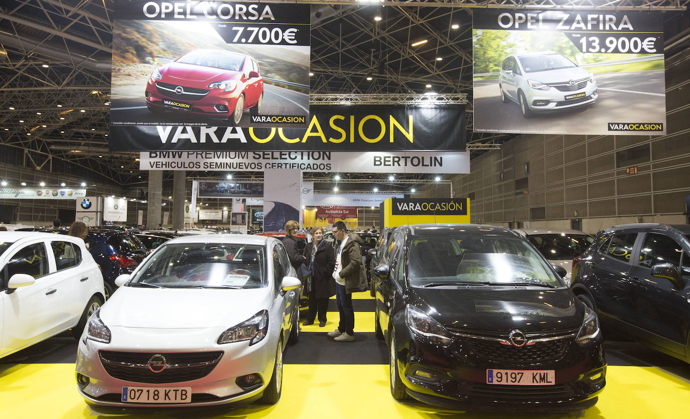 La Feria del Automóvil de Valencia ofrece desde este jueves descuentos de 6.000 euros de media y vehículos a la venta desde 3.500 euros así como las novedades de las marcas y la tecnología eléctrica, híbrida, GLP (gas) o hidrógeno. El salón abre con más de 4.500 coches a la venta, un 15 % más que el año pasado y 90 expositores directos, el 14 % más, y 42 marcas oficiales representadas, según los datos de la organización. Los descuentos pueden llegar hasta los 15.000 euros en vehículos de alta gama y coches con valor de salida muy bajo, en algunos casos desde 3.500 euros. La cita permanecerá abierta hasta el 8 de diciembre en Feria Valencia.