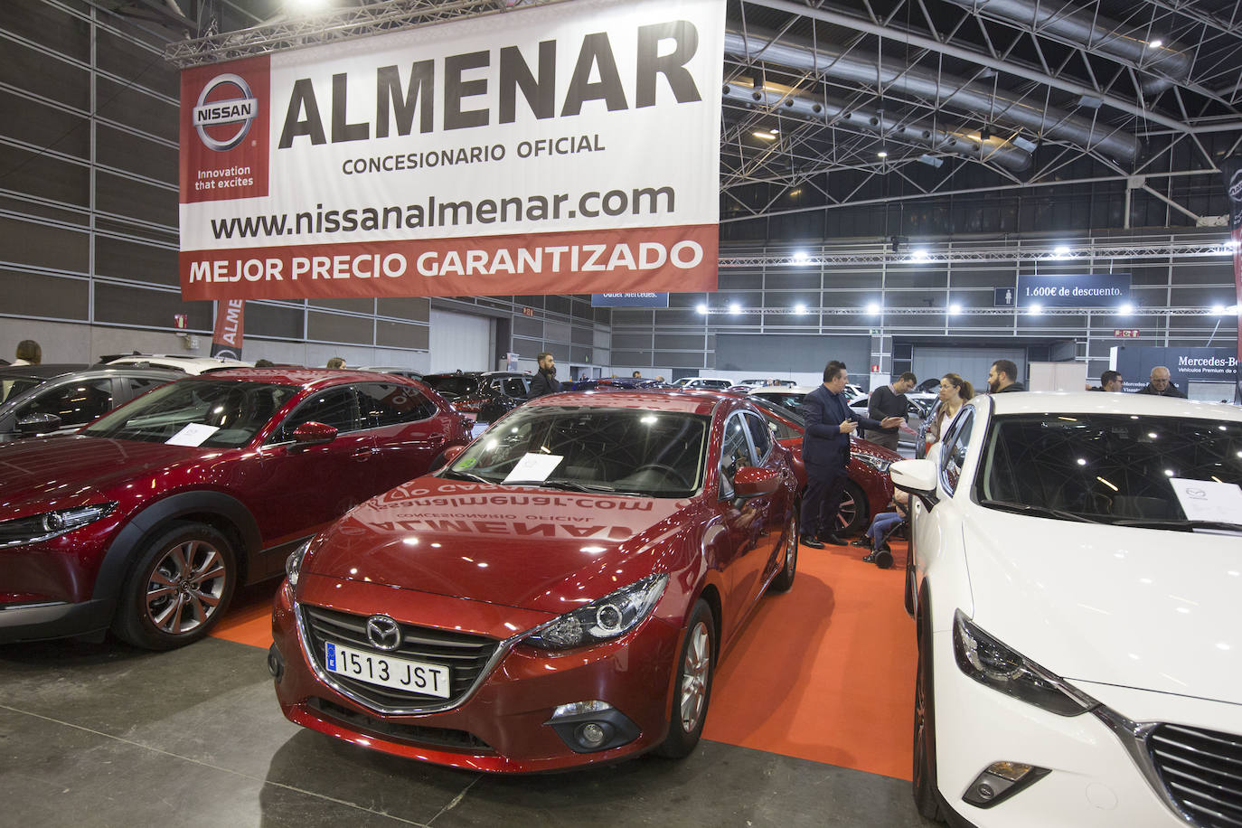 La Feria del Automóvil de Valencia ofrece desde este jueves descuentos de 6.000 euros de media y vehículos a la venta desde 3.500 euros así como las novedades de las marcas y la tecnología eléctrica, híbrida, GLP (gas) o hidrógeno. El salón abre con más de 4.500 coches a la venta, un 15 % más que el año pasado y 90 expositores directos, el 14 % más, y 42 marcas oficiales representadas, según los datos de la organización. Los descuentos pueden llegar hasta los 15.000 euros en vehículos de alta gama y coches con valor de salida muy bajo, en algunos casos desde 3.500 euros. La cita permanecerá abierta hasta el 8 de diciembre en Feria Valencia.