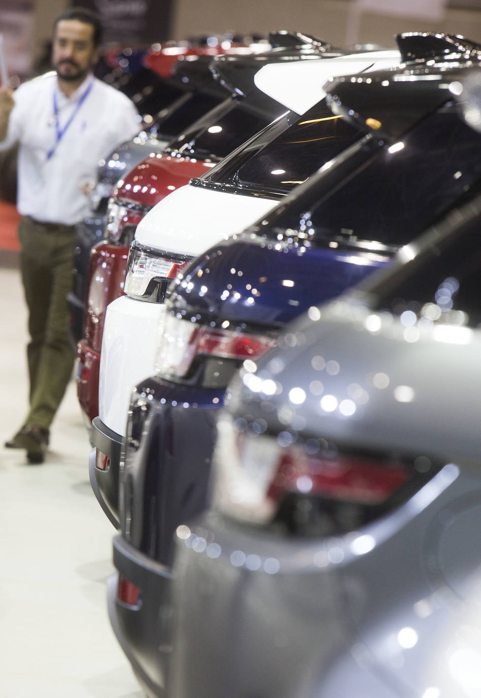 La Feria del Automóvil de Valencia ofrece desde este jueves descuentos de 6.000 euros de media y vehículos a la venta desde 3.500 euros así como las novedades de las marcas y la tecnología eléctrica, híbrida, GLP (gas) o hidrógeno. El salón abre con más de 4.500 coches a la venta, un 15 % más que el año pasado y 90 expositores directos, el 14 % más, y 42 marcas oficiales representadas, según los datos de la organización. Los descuentos pueden llegar hasta los 15.000 euros en vehículos de alta gama y coches con valor de salida muy bajo, en algunos casos desde 3.500 euros. La cita permanecerá abierta hasta el 8 de diciembre en Feria Valencia.