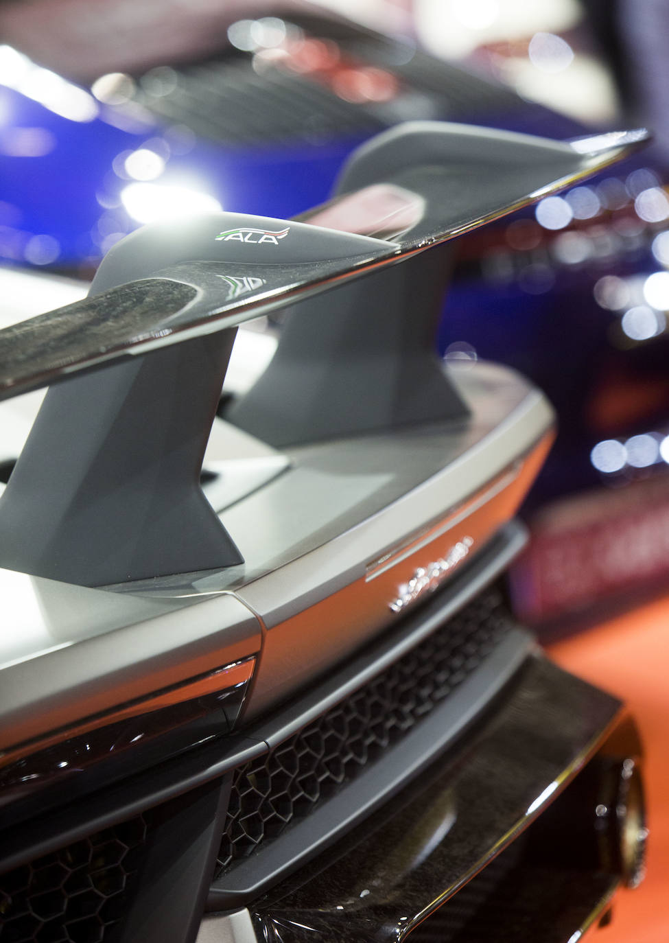 La Feria del Automóvil de Valencia ofrece desde este jueves descuentos de 6.000 euros de media y vehículos a la venta desde 3.500 euros así como las novedades de las marcas y la tecnología eléctrica, híbrida, GLP (gas) o hidrógeno. El salón abre con más de 4.500 coches a la venta, un 15 % más que el año pasado y 90 expositores directos, el 14 % más, y 42 marcas oficiales representadas, según los datos de la organización. Los descuentos pueden llegar hasta los 15.000 euros en vehículos de alta gama y coches con valor de salida muy bajo, en algunos casos desde 3.500 euros. La cita permanecerá abierta hasta el 8 de diciembre en Feria Valencia.