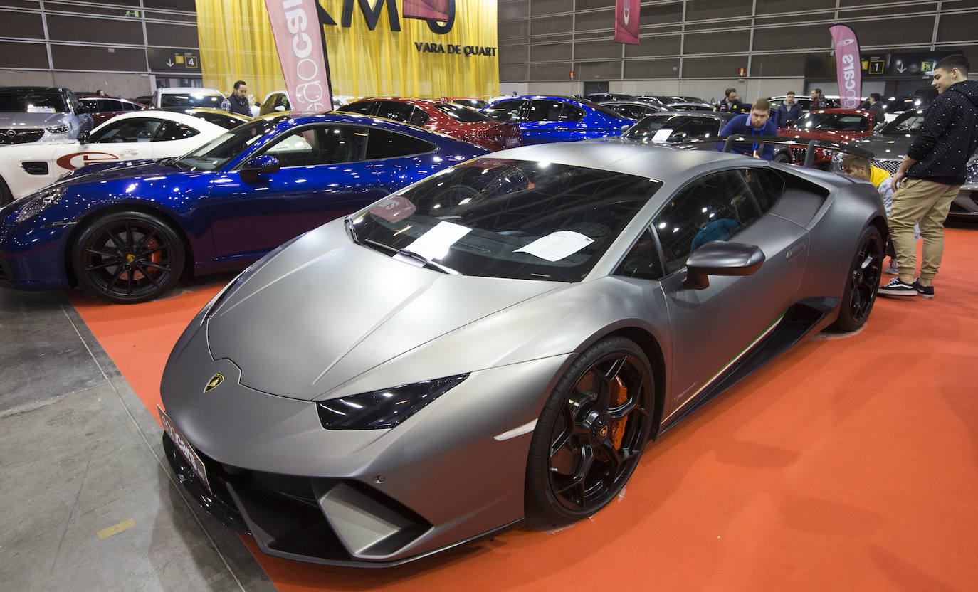 La Feria del Automóvil de Valencia ofrece desde este jueves descuentos de 6.000 euros de media y vehículos a la venta desde 3.500 euros así como las novedades de las marcas y la tecnología eléctrica, híbrida, GLP (gas) o hidrógeno. El salón abre con más de 4.500 coches a la venta, un 15 % más que el año pasado y 90 expositores directos, el 14 % más, y 42 marcas oficiales representadas, según los datos de la organización. Los descuentos pueden llegar hasta los 15.000 euros en vehículos de alta gama y coches con valor de salida muy bajo, en algunos casos desde 3.500 euros. La cita permanecerá abierta hasta el 8 de diciembre en Feria Valencia.