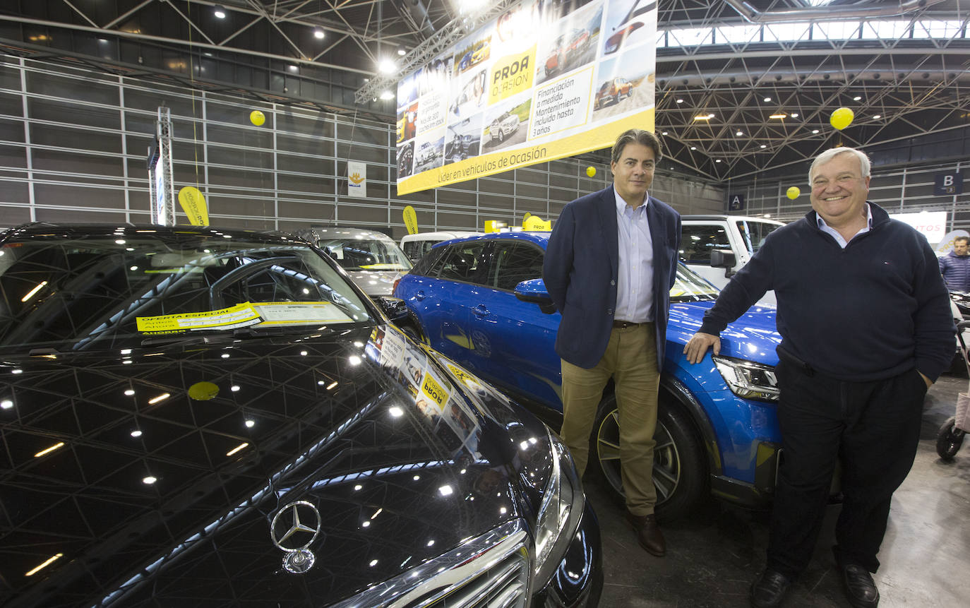La Feria del Automóvil de Valencia ofrece desde este jueves descuentos de 6.000 euros de media y vehículos a la venta desde 3.500 euros así como las novedades de las marcas y la tecnología eléctrica, híbrida, GLP (gas) o hidrógeno. El salón abre con más de 4.500 coches a la venta, un 15 % más que el año pasado y 90 expositores directos, el 14 % más, y 42 marcas oficiales representadas, según los datos de la organización. Los descuentos pueden llegar hasta los 15.000 euros en vehículos de alta gama y coches con valor de salida muy bajo, en algunos casos desde 3.500 euros. La cita permanecerá abierta hasta el 8 de diciembre en Feria Valencia.