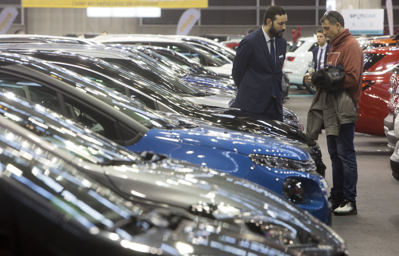 La Feria del Automóvil de Valencia ofrece desde este jueves descuentos de 6.000 euros de media y vehículos a la venta desde 3.500 euros así como las novedades de las marcas y la tecnología eléctrica, híbrida, GLP (gas) o hidrógeno. El salón abre con más de 4.500 coches a la venta, un 15 % más que el año pasado y 90 expositores directos, el 14 % más, y 42 marcas oficiales representadas, según los datos de la organización. Los descuentos pueden llegar hasta los 15.000 euros en vehículos de alta gama y coches con valor de salida muy bajo, en algunos casos desde 3.500 euros. La cita permanecerá abierta hasta el 8 de diciembre en Feria Valencia.