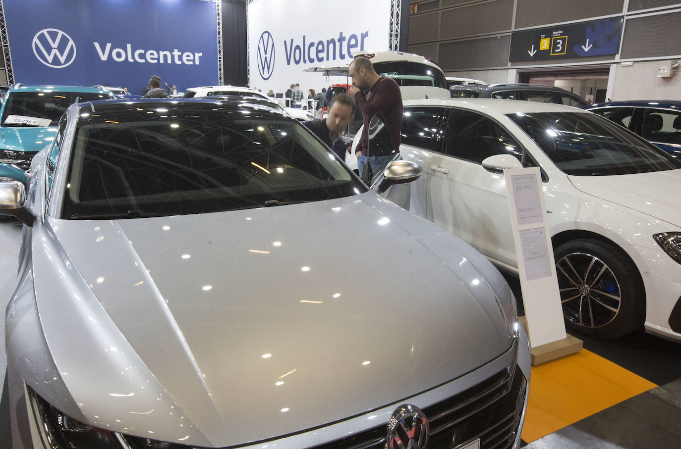 La Feria del Automóvil de Valencia ofrece desde este jueves descuentos de 6.000 euros de media y vehículos a la venta desde 3.500 euros así como las novedades de las marcas y la tecnología eléctrica, híbrida, GLP (gas) o hidrógeno. El salón abre con más de 4.500 coches a la venta, un 15 % más que el año pasado y 90 expositores directos, el 14 % más, y 42 marcas oficiales representadas, según los datos de la organización. Los descuentos pueden llegar hasta los 15.000 euros en vehículos de alta gama y coches con valor de salida muy bajo, en algunos casos desde 3.500 euros. La cita permanecerá abierta hasta el 8 de diciembre en Feria Valencia.