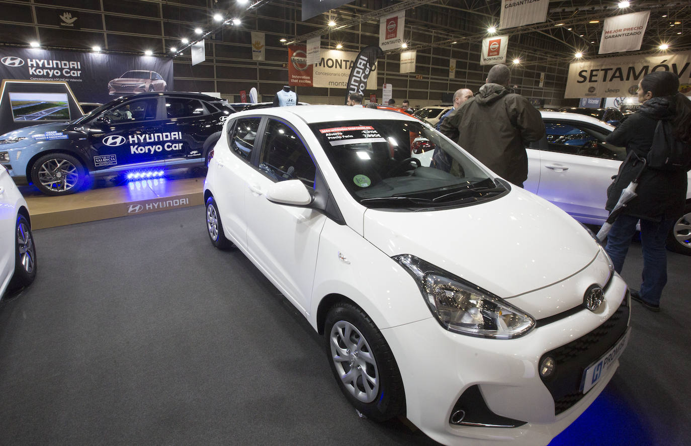 La Feria del Automóvil de Valencia ofrece desde este jueves descuentos de 6.000 euros de media y vehículos a la venta desde 3.500 euros así como las novedades de las marcas y la tecnología eléctrica, híbrida, GLP (gas) o hidrógeno. El salón abre con más de 4.500 coches a la venta, un 15 % más que el año pasado y 90 expositores directos, el 14 % más, y 42 marcas oficiales representadas, según los datos de la organización. Los descuentos pueden llegar hasta los 15.000 euros en vehículos de alta gama y coches con valor de salida muy bajo, en algunos casos desde 3.500 euros. La cita permanecerá abierta hasta el 8 de diciembre en Feria Valencia.