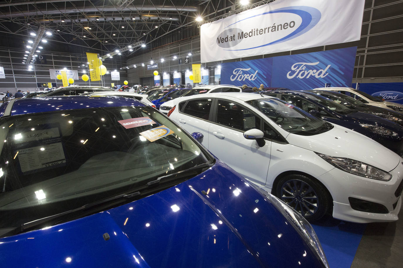 La Feria del Automóvil de Valencia ofrece desde este jueves descuentos de 6.000 euros de media y vehículos a la venta desde 3.500 euros así como las novedades de las marcas y la tecnología eléctrica, híbrida, GLP (gas) o hidrógeno. El salón abre con más de 4.500 coches a la venta, un 15 % más que el año pasado y 90 expositores directos, el 14 % más, y 42 marcas oficiales representadas, según los datos de la organización. Los descuentos pueden llegar hasta los 15.000 euros en vehículos de alta gama y coches con valor de salida muy bajo, en algunos casos desde 3.500 euros. La cita permanecerá abierta hasta el 8 de diciembre en Feria Valencia.