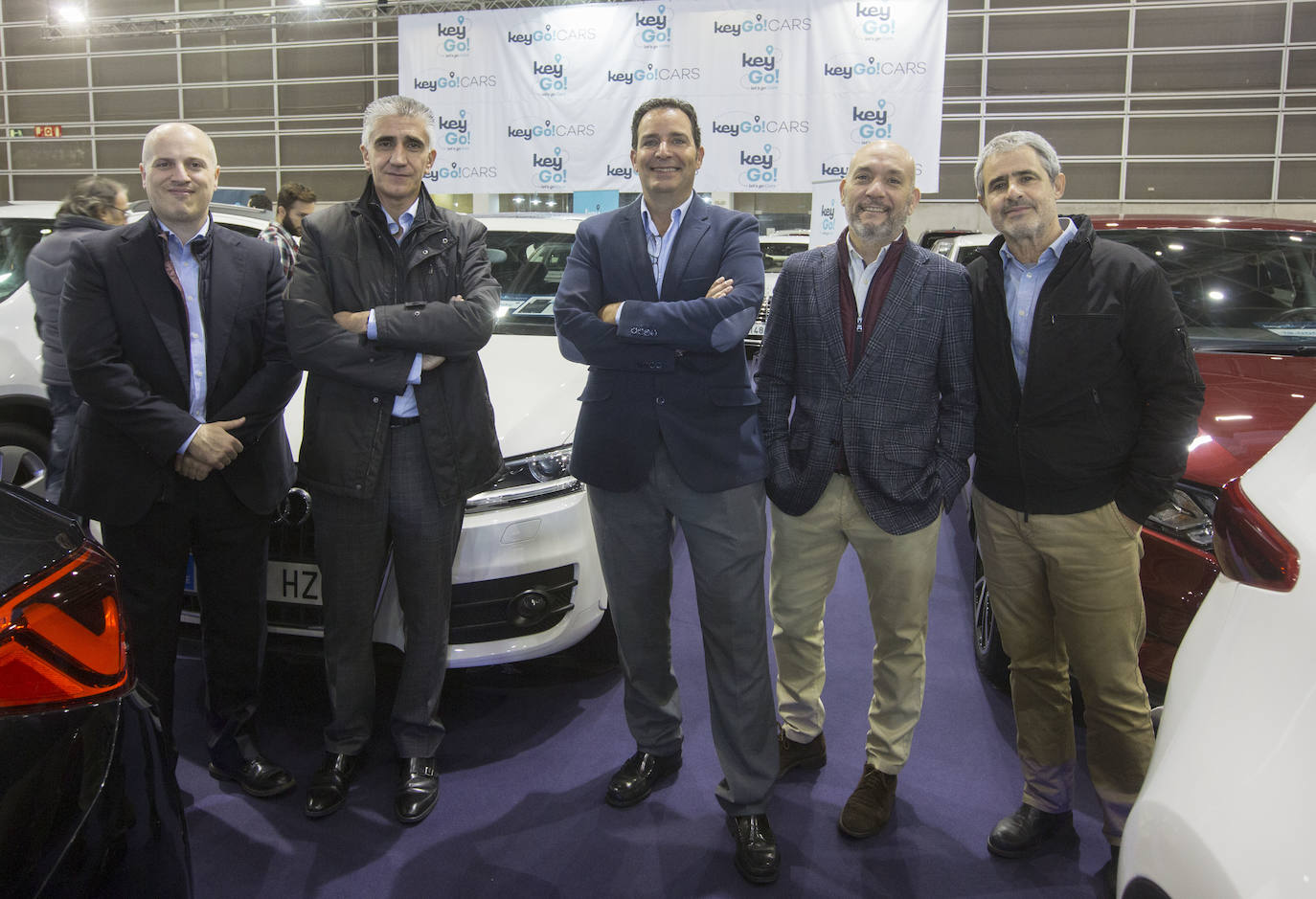 La Feria del Automóvil de Valencia ofrece desde este jueves descuentos de 6.000 euros de media y vehículos a la venta desde 3.500 euros así como las novedades de las marcas y la tecnología eléctrica, híbrida, GLP (gas) o hidrógeno. El salón abre con más de 4.500 coches a la venta, un 15 % más que el año pasado y 90 expositores directos, el 14 % más, y 42 marcas oficiales representadas, según los datos de la organización. Los descuentos pueden llegar hasta los 15.000 euros en vehículos de alta gama y coches con valor de salida muy bajo, en algunos casos desde 3.500 euros. La cita permanecerá abierta hasta el 8 de diciembre en Feria Valencia.