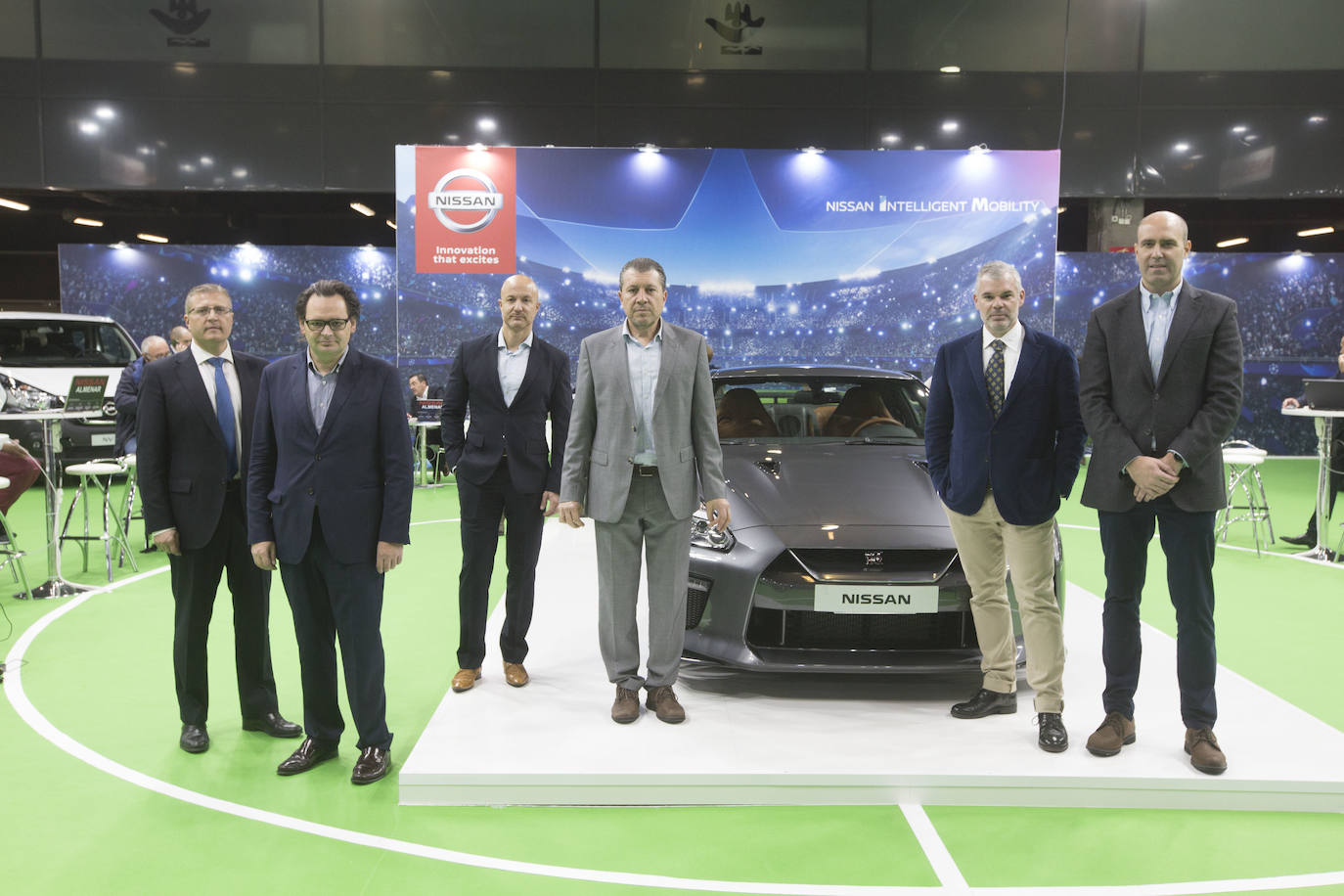 La Feria del Automóvil de Valencia ofrece desde este jueves descuentos de 6.000 euros de media y vehículos a la venta desde 3.500 euros así como las novedades de las marcas y la tecnología eléctrica, híbrida, GLP (gas) o hidrógeno. El salón abre con más de 4.500 coches a la venta, un 15 % más que el año pasado y 90 expositores directos, el 14 % más, y 42 marcas oficiales representadas, según los datos de la organización. Los descuentos pueden llegar hasta los 15.000 euros en vehículos de alta gama y coches con valor de salida muy bajo, en algunos casos desde 3.500 euros. La cita permanecerá abierta hasta el 8 de diciembre en Feria Valencia.