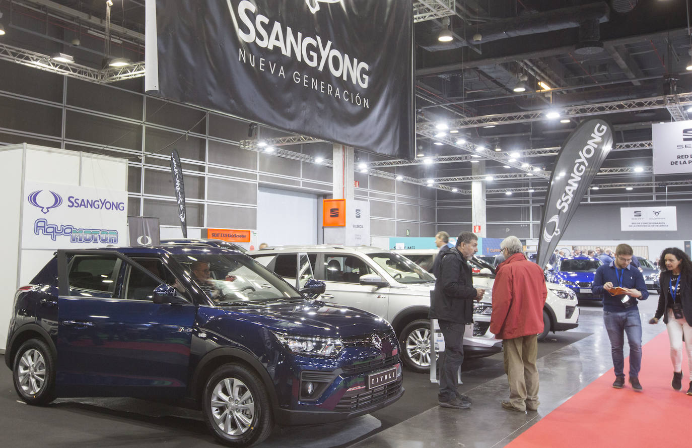 La Feria del Automóvil de Valencia ofrece desde este jueves descuentos de 6.000 euros de media y vehículos a la venta desde 3.500 euros así como las novedades de las marcas y la tecnología eléctrica, híbrida, GLP (gas) o hidrógeno. El salón abre con más de 4.500 coches a la venta, un 15 % más que el año pasado y 90 expositores directos, el 14 % más, y 42 marcas oficiales representadas, según los datos de la organización. Los descuentos pueden llegar hasta los 15.000 euros en vehículos de alta gama y coches con valor de salida muy bajo, en algunos casos desde 3.500 euros. La cita permanecerá abierta hasta el 8 de diciembre en Feria Valencia.