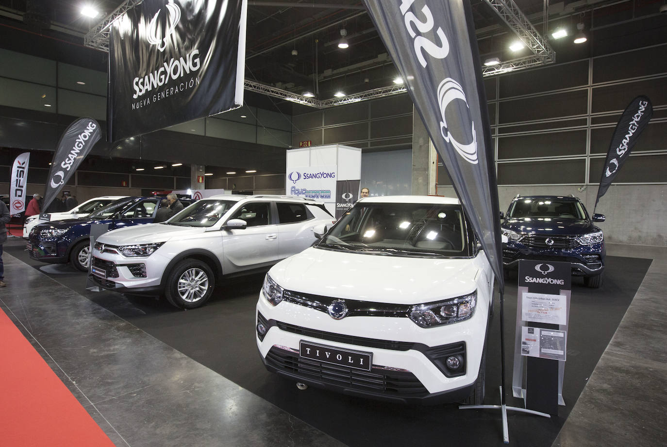 La Feria del Automóvil de Valencia ofrece desde este jueves descuentos de 6.000 euros de media y vehículos a la venta desde 3.500 euros así como las novedades de las marcas y la tecnología eléctrica, híbrida, GLP (gas) o hidrógeno. El salón abre con más de 4.500 coches a la venta, un 15 % más que el año pasado y 90 expositores directos, el 14 % más, y 42 marcas oficiales representadas, según los datos de la organización. Los descuentos pueden llegar hasta los 15.000 euros en vehículos de alta gama y coches con valor de salida muy bajo, en algunos casos desde 3.500 euros. La cita permanecerá abierta hasta el 8 de diciembre en Feria Valencia.