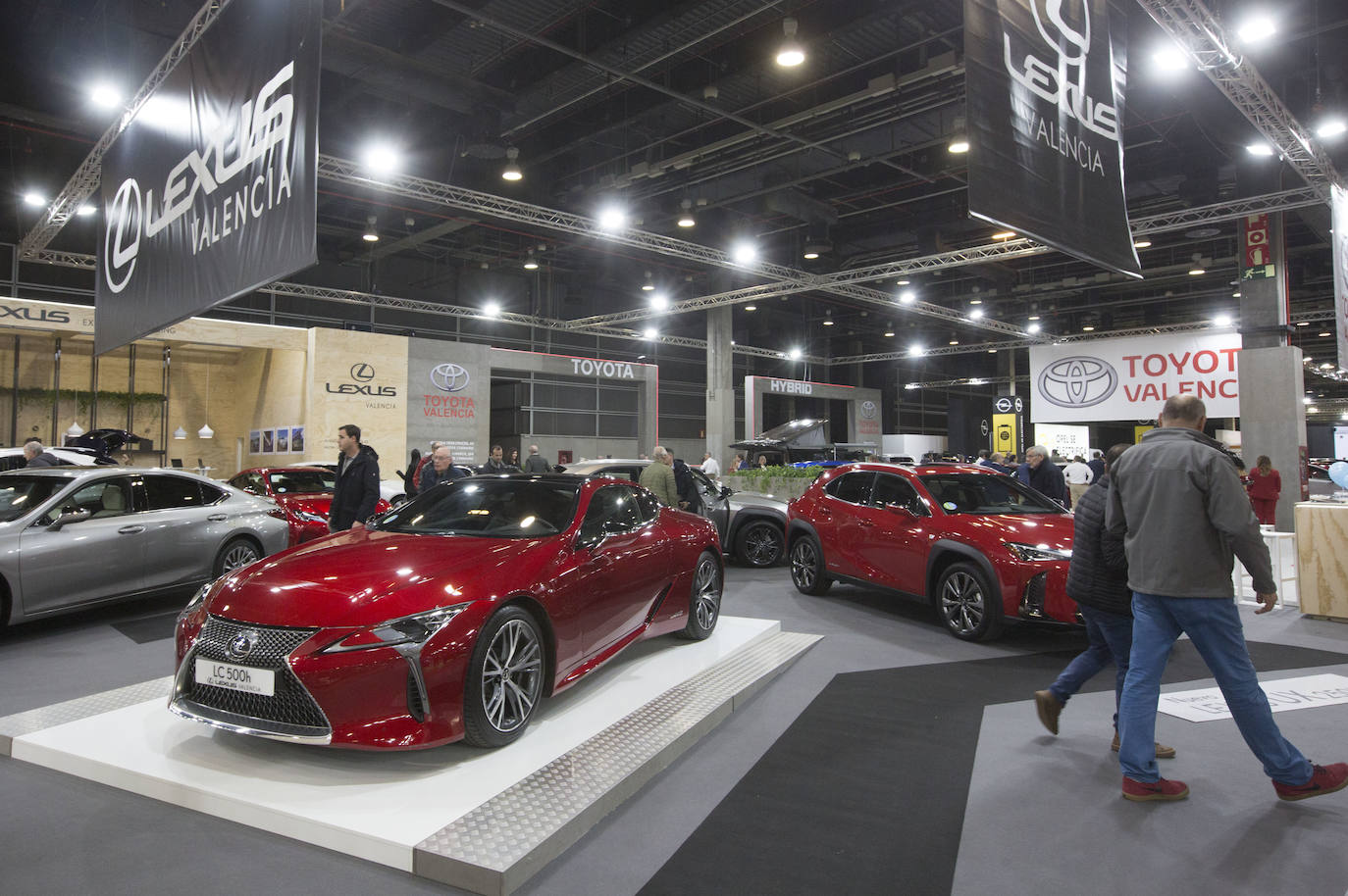 La Feria del Automóvil de Valencia ofrece desde este jueves descuentos de 6.000 euros de media y vehículos a la venta desde 3.500 euros así como las novedades de las marcas y la tecnología eléctrica, híbrida, GLP (gas) o hidrógeno. El salón abre con más de 4.500 coches a la venta, un 15 % más que el año pasado y 90 expositores directos, el 14 % más, y 42 marcas oficiales representadas, según los datos de la organización. Los descuentos pueden llegar hasta los 15.000 euros en vehículos de alta gama y coches con valor de salida muy bajo, en algunos casos desde 3.500 euros. La cita permanecerá abierta hasta el 8 de diciembre en Feria Valencia.