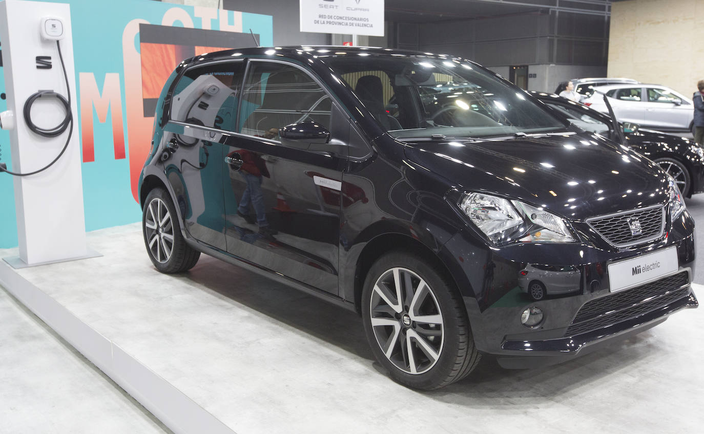 La Feria del Automóvil de Valencia ofrece desde este jueves descuentos de 6.000 euros de media y vehículos a la venta desde 3.500 euros así como las novedades de las marcas y la tecnología eléctrica, híbrida, GLP (gas) o hidrógeno. El salón abre con más de 4.500 coches a la venta, un 15 % más que el año pasado y 90 expositores directos, el 14 % más, y 42 marcas oficiales representadas, según los datos de la organización. Los descuentos pueden llegar hasta los 15.000 euros en vehículos de alta gama y coches con valor de salida muy bajo, en algunos casos desde 3.500 euros. La cita permanecerá abierta hasta el 8 de diciembre en Feria Valencia.