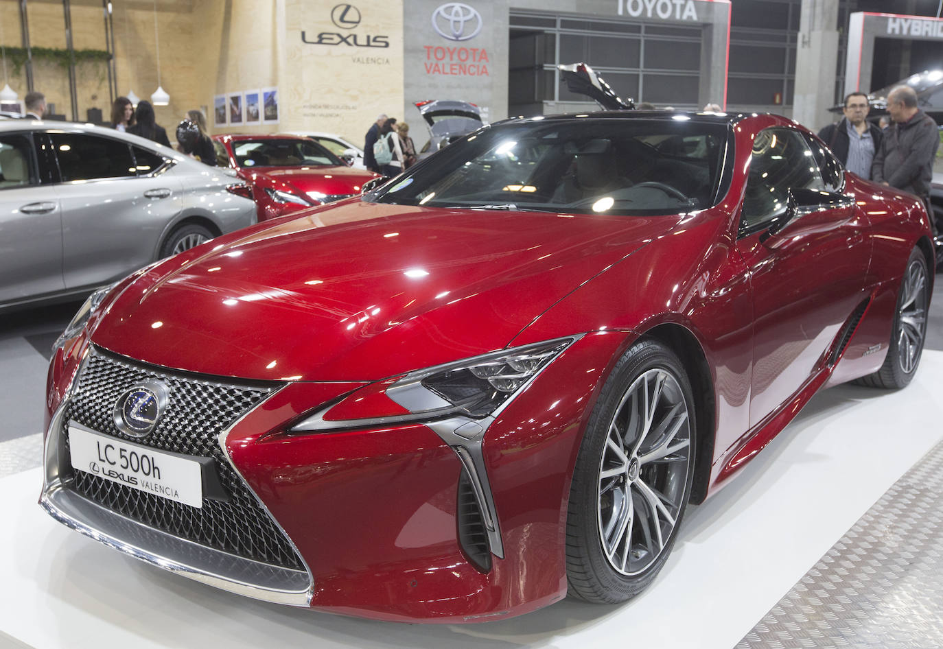 La Feria del Automóvil de Valencia ofrece desde este jueves descuentos de 6.000 euros de media y vehículos a la venta desde 3.500 euros así como las novedades de las marcas y la tecnología eléctrica, híbrida, GLP (gas) o hidrógeno. El salón abre con más de 4.500 coches a la venta, un 15 % más que el año pasado y 90 expositores directos, el 14 % más, y 42 marcas oficiales representadas, según los datos de la organización. Los descuentos pueden llegar hasta los 15.000 euros en vehículos de alta gama y coches con valor de salida muy bajo, en algunos casos desde 3.500 euros. La cita permanecerá abierta hasta el 8 de diciembre en Feria Valencia.