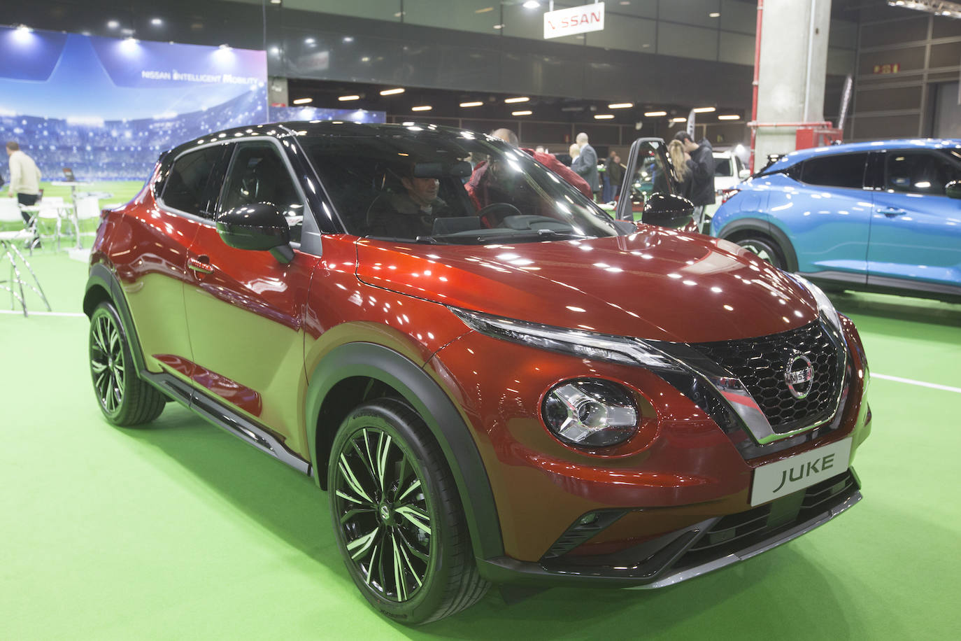 La Feria del Automóvil de Valencia ofrece desde este jueves descuentos de 6.000 euros de media y vehículos a la venta desde 3.500 euros así como las novedades de las marcas y la tecnología eléctrica, híbrida, GLP (gas) o hidrógeno. El salón abre con más de 4.500 coches a la venta, un 15 % más que el año pasado y 90 expositores directos, el 14 % más, y 42 marcas oficiales representadas, según los datos de la organización. Los descuentos pueden llegar hasta los 15.000 euros en vehículos de alta gama y coches con valor de salida muy bajo, en algunos casos desde 3.500 euros. La cita permanecerá abierta hasta el 8 de diciembre en Feria Valencia.