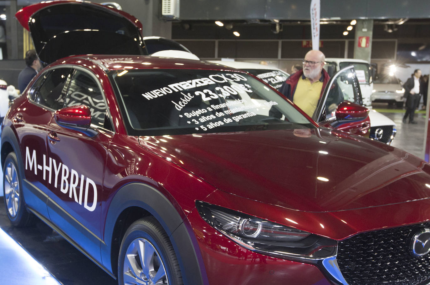 La Feria del Automóvil de Valencia ofrece desde este jueves descuentos de 6.000 euros de media y vehículos a la venta desde 3.500 euros así como las novedades de las marcas y la tecnología eléctrica, híbrida, GLP (gas) o hidrógeno. El salón abre con más de 4.500 coches a la venta, un 15 % más que el año pasado y 90 expositores directos, el 14 % más, y 42 marcas oficiales representadas, según los datos de la organización. Los descuentos pueden llegar hasta los 15.000 euros en vehículos de alta gama y coches con valor de salida muy bajo, en algunos casos desde 3.500 euros. La cita permanecerá abierta hasta el 8 de diciembre en Feria Valencia.