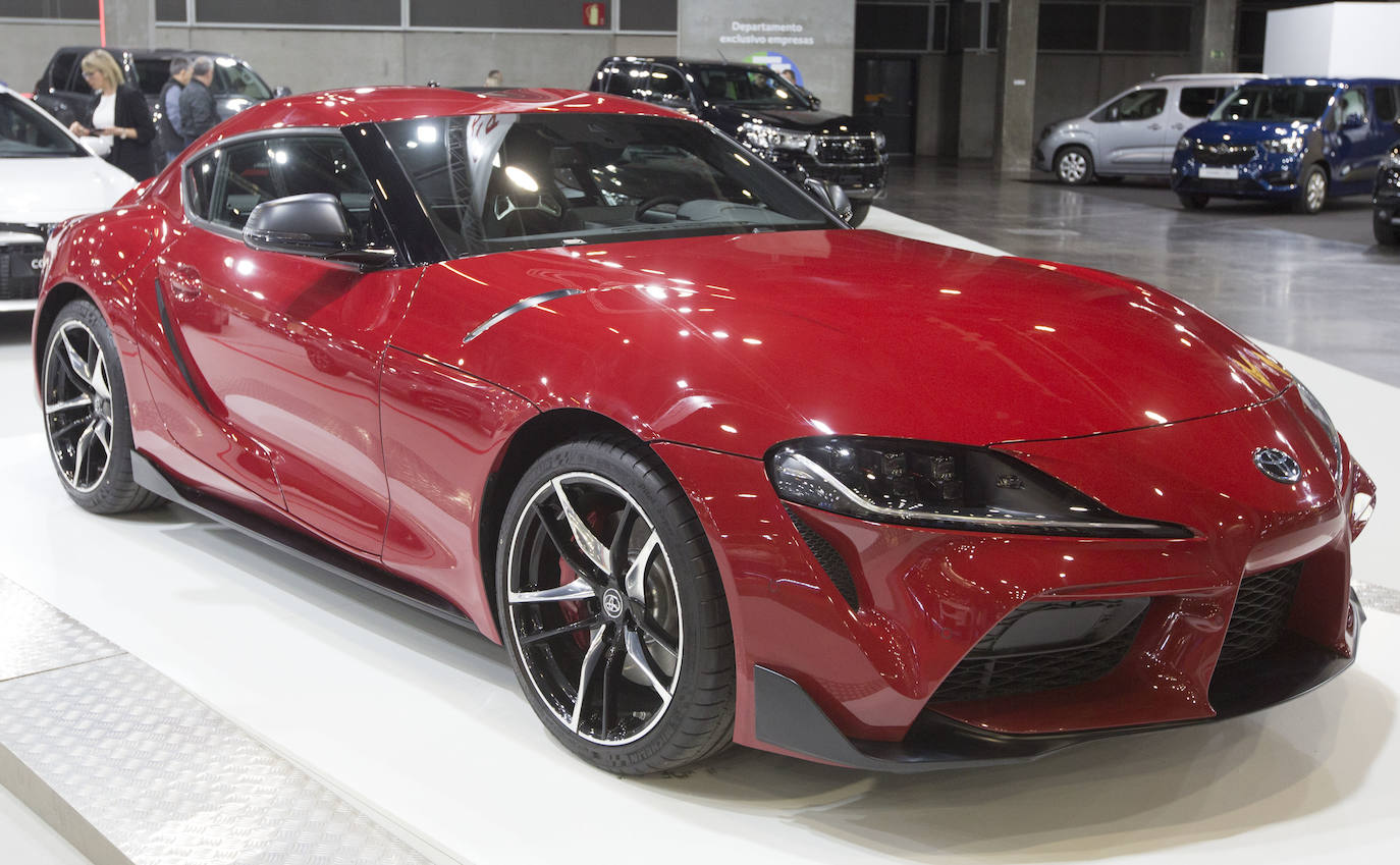 La Feria del Automóvil de Valencia ofrece desde este jueves descuentos de 6.000 euros de media y vehículos a la venta desde 3.500 euros así como las novedades de las marcas y la tecnología eléctrica, híbrida, GLP (gas) o hidrógeno. El salón abre con más de 4.500 coches a la venta, un 15 % más que el año pasado y 90 expositores directos, el 14 % más, y 42 marcas oficiales representadas, según los datos de la organización. Los descuentos pueden llegar hasta los 15.000 euros en vehículos de alta gama y coches con valor de salida muy bajo, en algunos casos desde 3.500 euros. La cita permanecerá abierta hasta el 8 de diciembre en Feria Valencia.