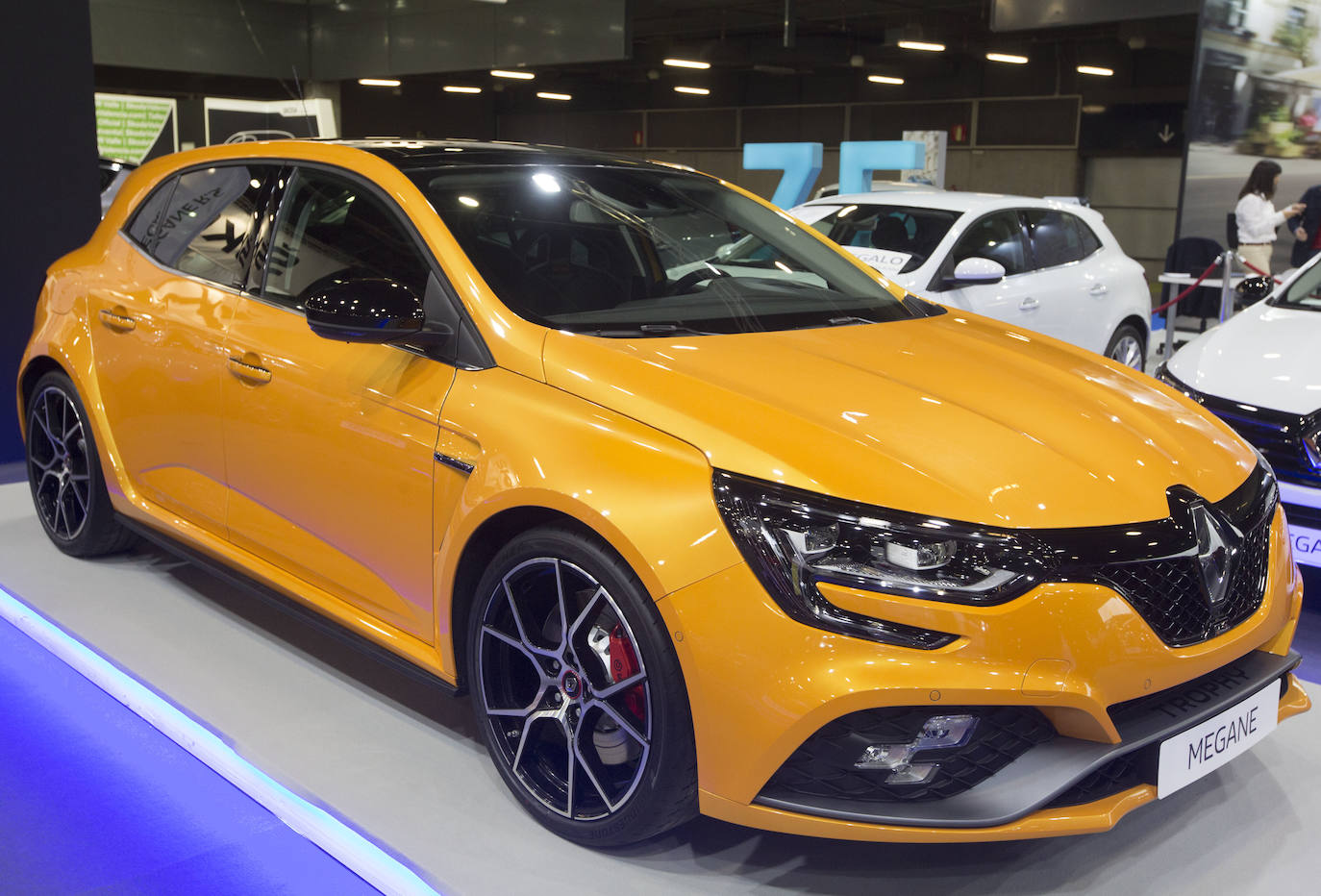 La Feria del Automóvil de Valencia ofrece desde este jueves descuentos de 6.000 euros de media y vehículos a la venta desde 3.500 euros así como las novedades de las marcas y la tecnología eléctrica, híbrida, GLP (gas) o hidrógeno. El salón abre con más de 4.500 coches a la venta, un 15 % más que el año pasado y 90 expositores directos, el 14 % más, y 42 marcas oficiales representadas, según los datos de la organización. Los descuentos pueden llegar hasta los 15.000 euros en vehículos de alta gama y coches con valor de salida muy bajo, en algunos casos desde 3.500 euros. La cita permanecerá abierta hasta el 8 de diciembre en Feria Valencia.