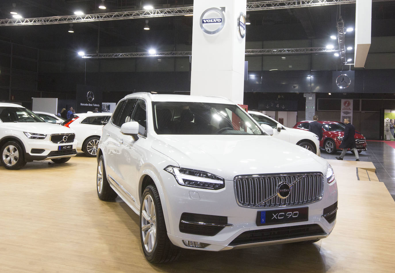 La Feria del Automóvil de Valencia ofrece desde este jueves descuentos de 6.000 euros de media y vehículos a la venta desde 3.500 euros así como las novedades de las marcas y la tecnología eléctrica, híbrida, GLP (gas) o hidrógeno. El salón abre con más de 4.500 coches a la venta, un 15 % más que el año pasado y 90 expositores directos, el 14 % más, y 42 marcas oficiales representadas, según los datos de la organización. Los descuentos pueden llegar hasta los 15.000 euros en vehículos de alta gama y coches con valor de salida muy bajo, en algunos casos desde 3.500 euros. La cita permanecerá abierta hasta el 8 de diciembre en Feria Valencia.