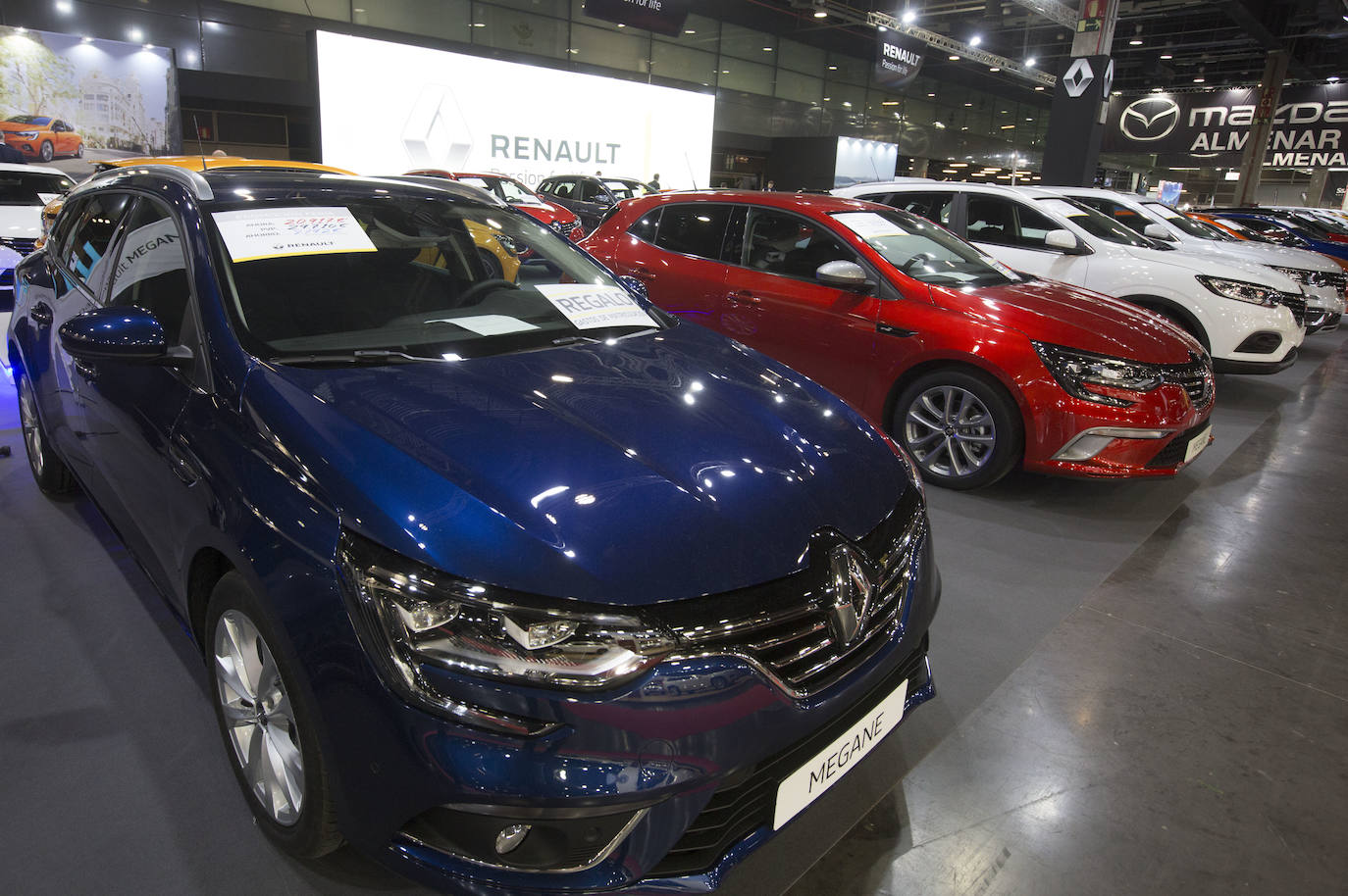 La Feria del Automóvil de Valencia ofrece desde este jueves descuentos de 6.000 euros de media y vehículos a la venta desde 3.500 euros así como las novedades de las marcas y la tecnología eléctrica, híbrida, GLP (gas) o hidrógeno. El salón abre con más de 4.500 coches a la venta, un 15 % más que el año pasado y 90 expositores directos, el 14 % más, y 42 marcas oficiales representadas, según los datos de la organización. Los descuentos pueden llegar hasta los 15.000 euros en vehículos de alta gama y coches con valor de salida muy bajo, en algunos casos desde 3.500 euros. La cita permanecerá abierta hasta el 8 de diciembre en Feria Valencia.