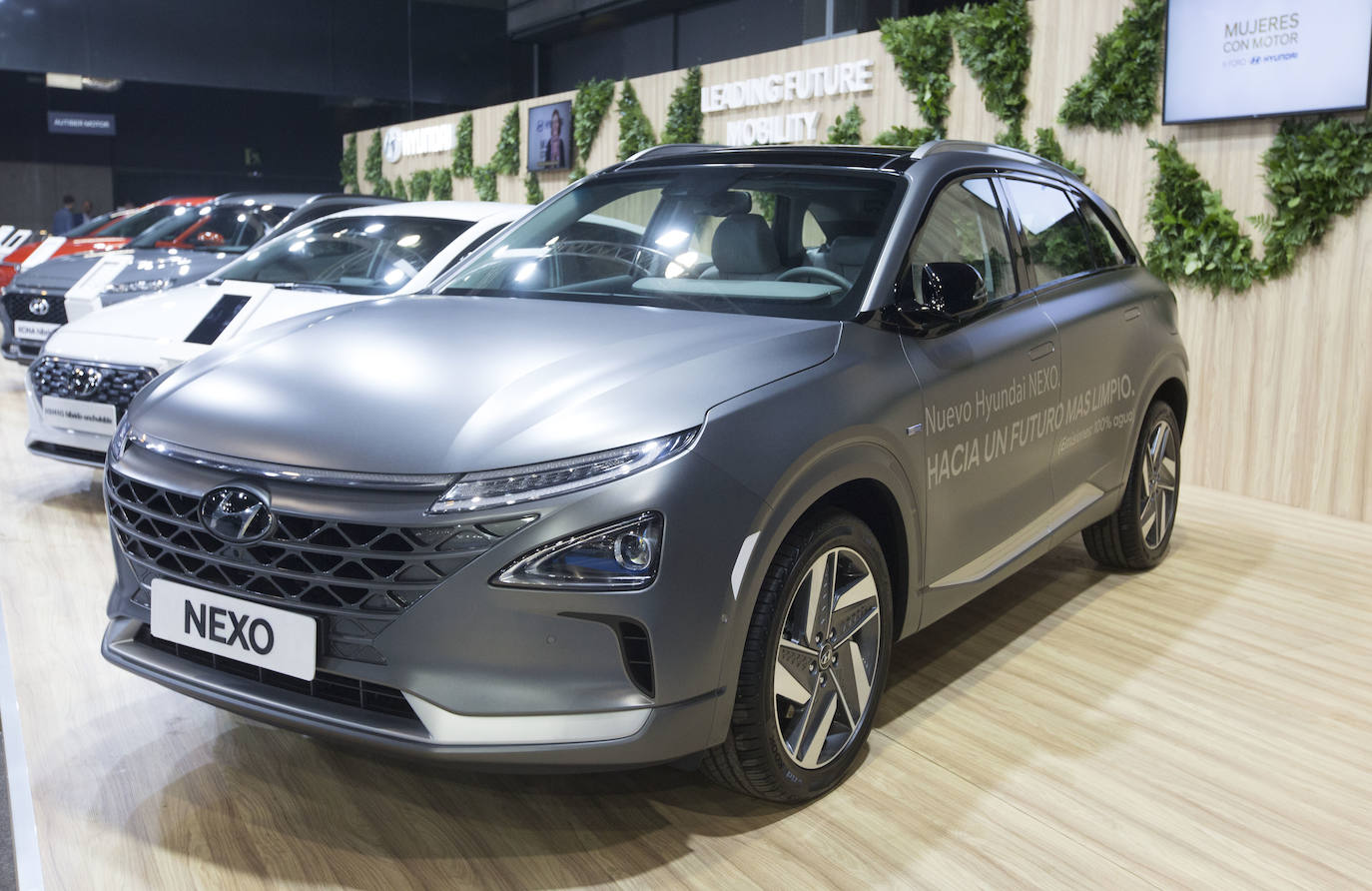 La Feria del Automóvil de Valencia ofrece desde este jueves descuentos de 6.000 euros de media y vehículos a la venta desde 3.500 euros así como las novedades de las marcas y la tecnología eléctrica, híbrida, GLP (gas) o hidrógeno. El salón abre con más de 4.500 coches a la venta, un 15 % más que el año pasado y 90 expositores directos, el 14 % más, y 42 marcas oficiales representadas, según los datos de la organización. Los descuentos pueden llegar hasta los 15.000 euros en vehículos de alta gama y coches con valor de salida muy bajo, en algunos casos desde 3.500 euros. La cita permanecerá abierta hasta el 8 de diciembre en Feria Valencia.